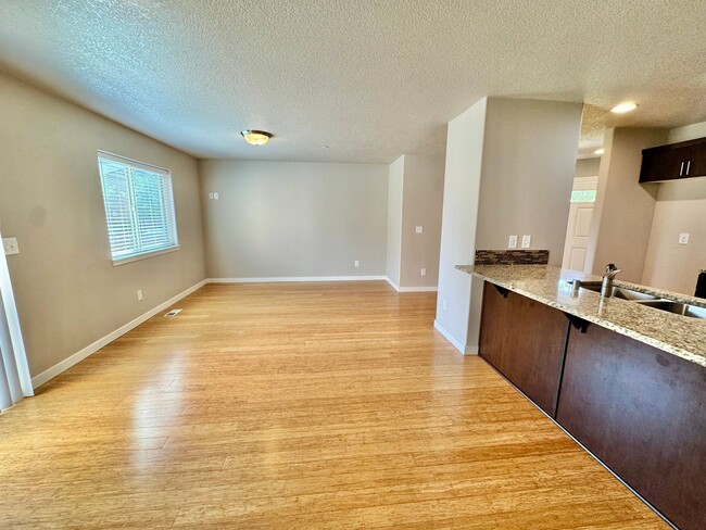 Building Photo - Ask about free rent... Nearly New, wonderf...