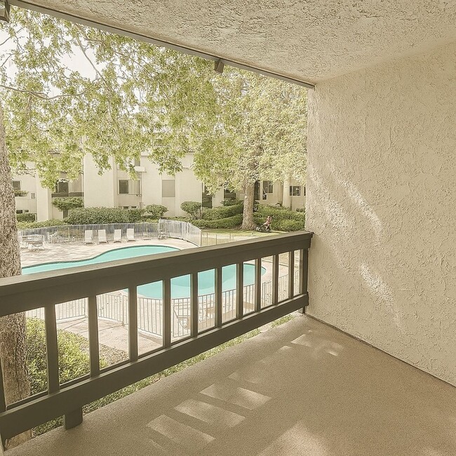 Building Photo - For Rent: 1 Bed / 1 Bath Condo in Lakeside...