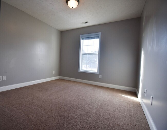 Building Photo - 4 bedroom, 2.5 bathroom Home!