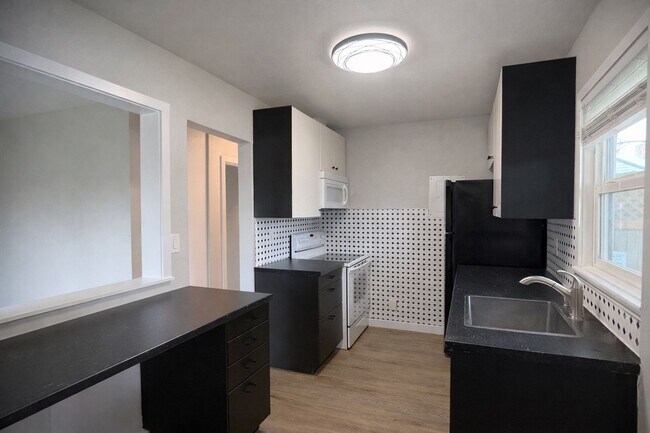 Building Photo - r3008unanderavev