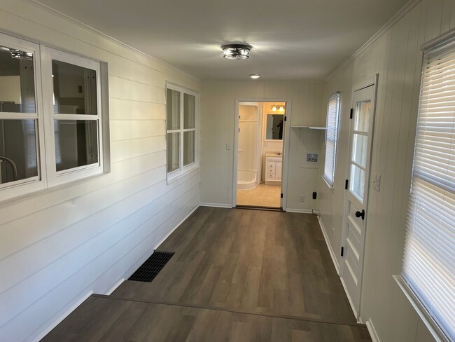 Building Photo - 435 Roan St