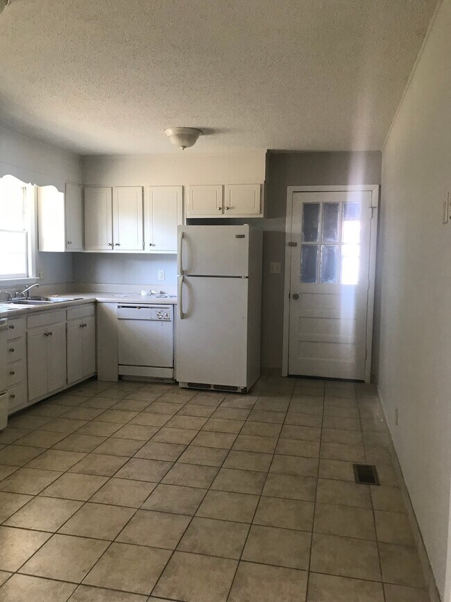 Building Photo - 5947 Lexington Dr