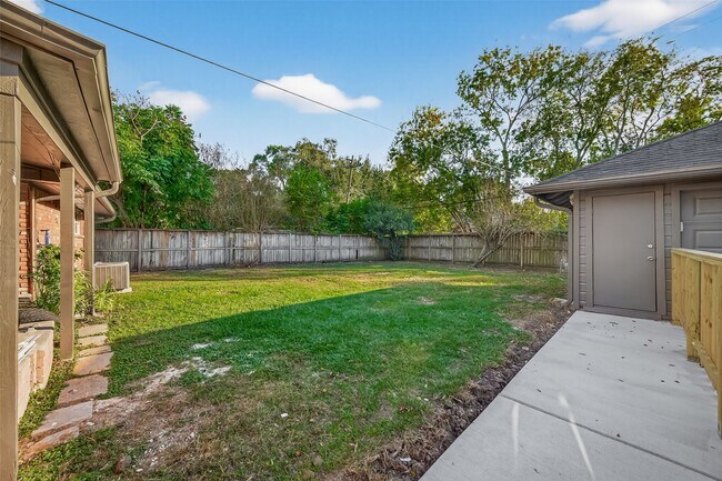 Building Photo - 5211 Hummingbird St