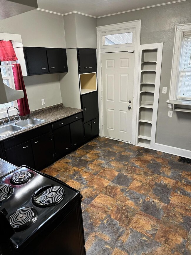 Building Photo - 821 Elizabeth Ave