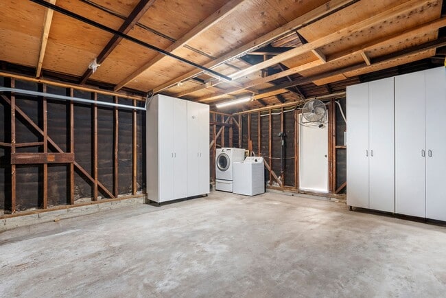 Building Photo - Designer-Done 3 Bed + 3 Bath in Prime Beve...