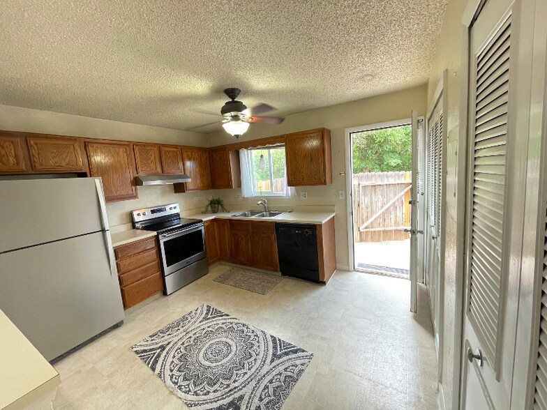 Building Photo - 2337 Split Rock Dr