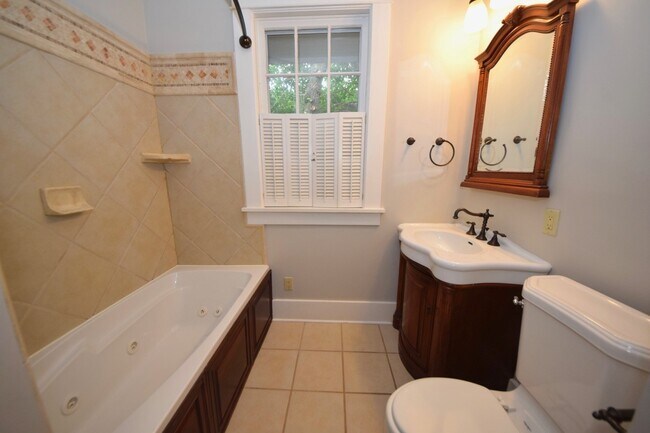 Building Photo - DARLING charmer with 3 beds and 2 baths near the U of M.