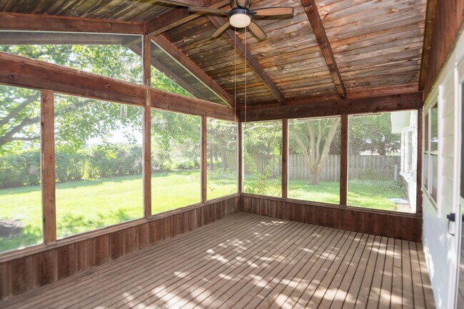 Building Photo - 3 bed 2 bath home in Valparaiso