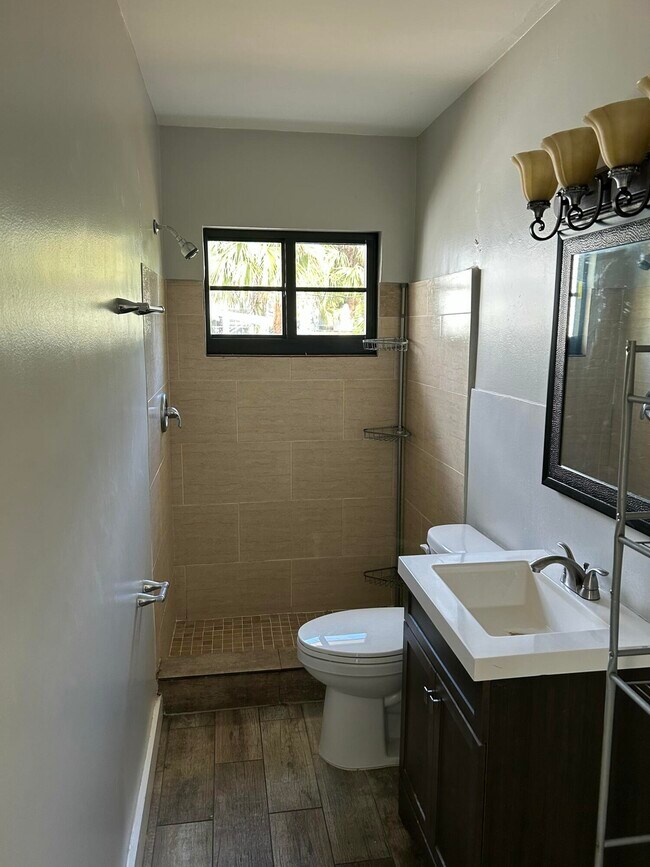 Building Photo - 214 S Palmway