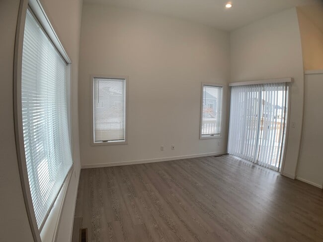 Building Photo - 4 Bed 2 Bath Single Family Home