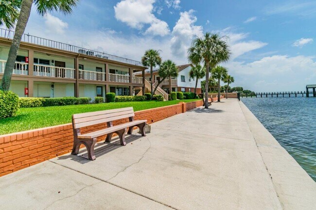 Building Photo - 650 Pinellas Point Dr S