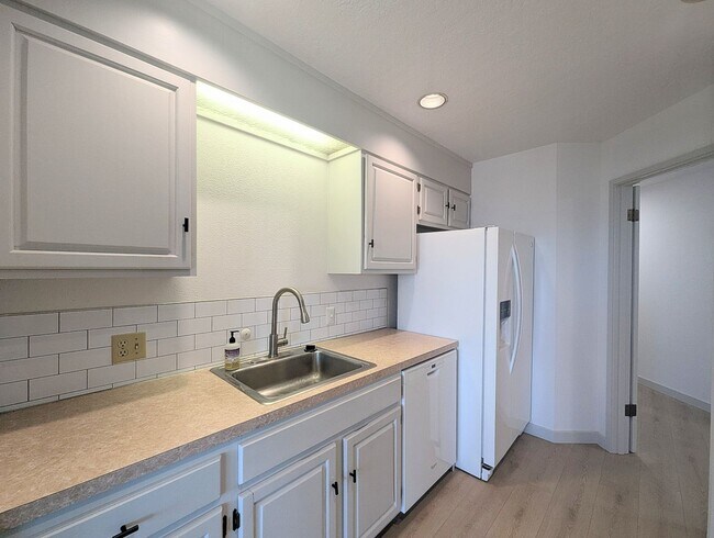 Building Photo - 1bd/1ba Edmonds Condo