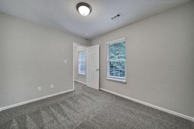 Building Photo - Lovely 4 Bed 2 Bath Home in Charlotte!