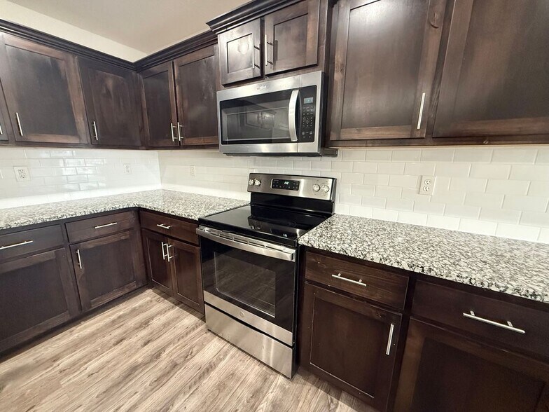 Building Photo - 633 S Southgate Dr