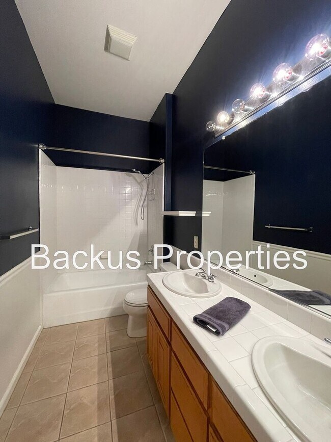 Building Photo - Wonderful four bedroom home close to shopping centers and parks