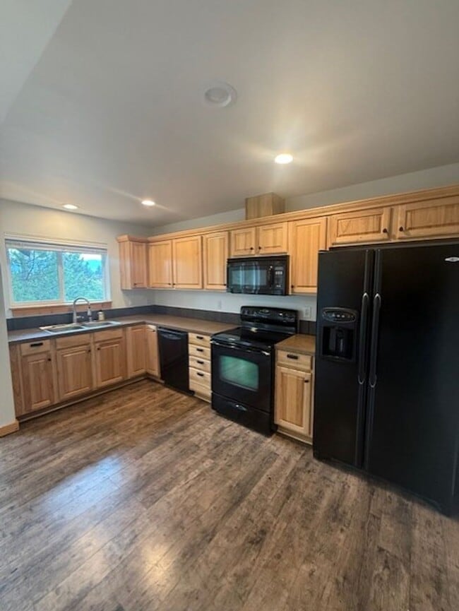 Building Photo - Adorable Roslyn Ridge Condo