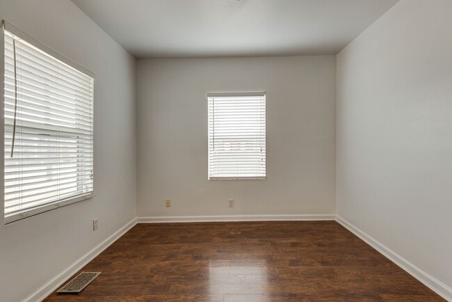 Building Photo - 712 45th Ave N