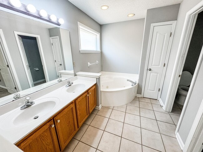 Building Photo - 4623 E Ashglen Cir