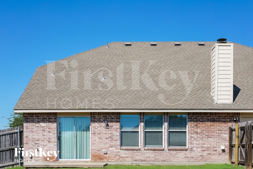 Building Photo - 101 Sycamore Cir