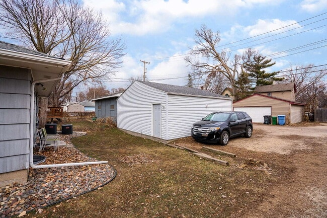 Building Photo - HUGE home with unique layout near U of MN - 5 bed 2 bath