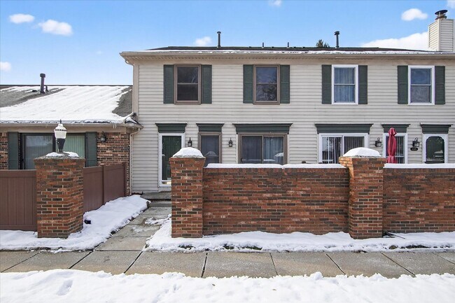 Building Photo - 41070 Southwind Dr