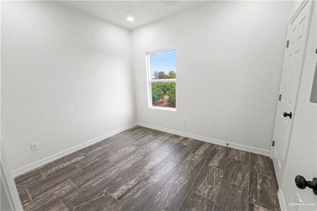 Building Photo - 1409 Karen Dr