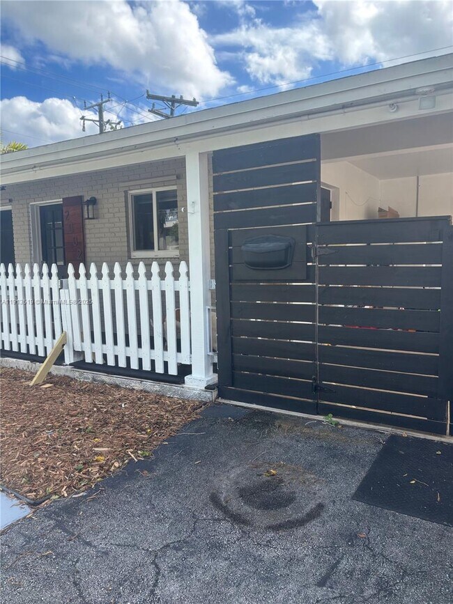 Building Photo - 2002 NE 43rd St