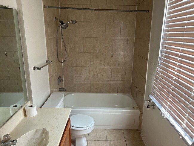 Building Photo - 2209 Fieldstone Dr