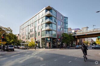 Building Photo - 1714 W Roscoe St