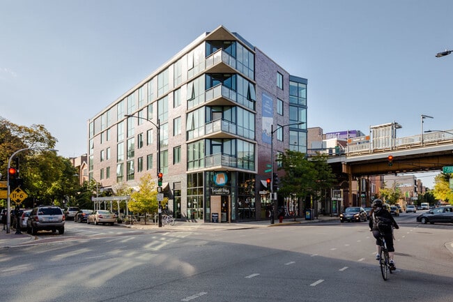 Primary Photo - 1714 W Roscoe St