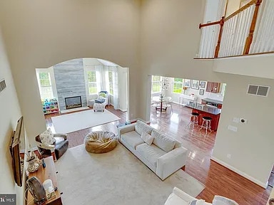 Building Photo - A stunning end-unit carriage home with an ...