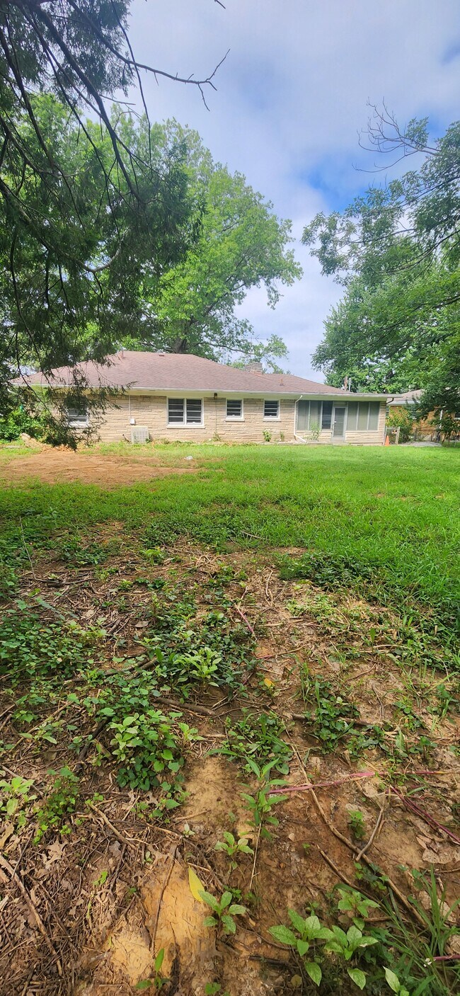 Building Photo - 7601 Shepherdsville Rd