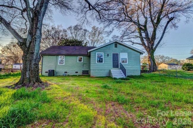 Building Photo - 824 2nd St