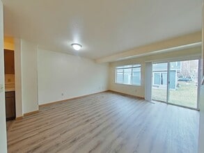 Building Photo - Beautiful 3 Bedroom 1.5 bath with attached...