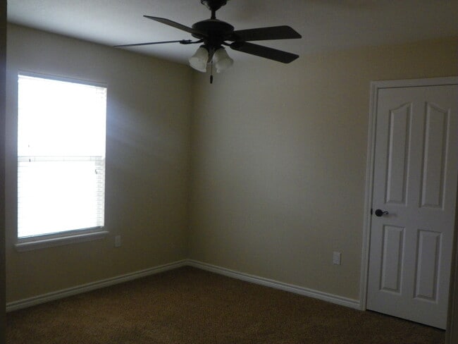 Building Photo - SPECTACULAR NEWER HOME, FIREPLACE, FORMAL ...