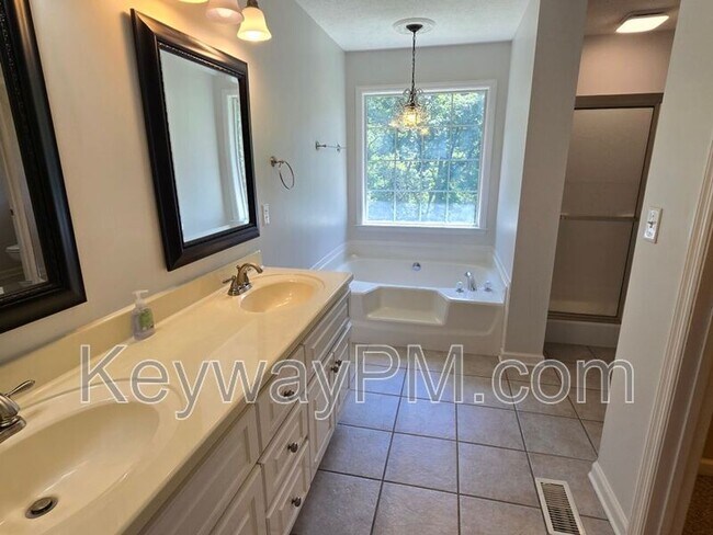 Building Photo - 5006 Fieldcrest Dr