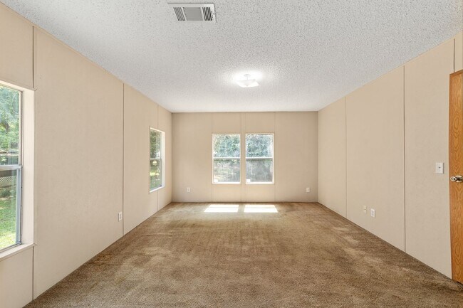 Building Photo - Spacious 3BR/2BA Home  Available Now!