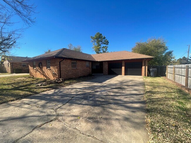Building Photo - Lovely Brick Home in NW OKC near Lake Hefner