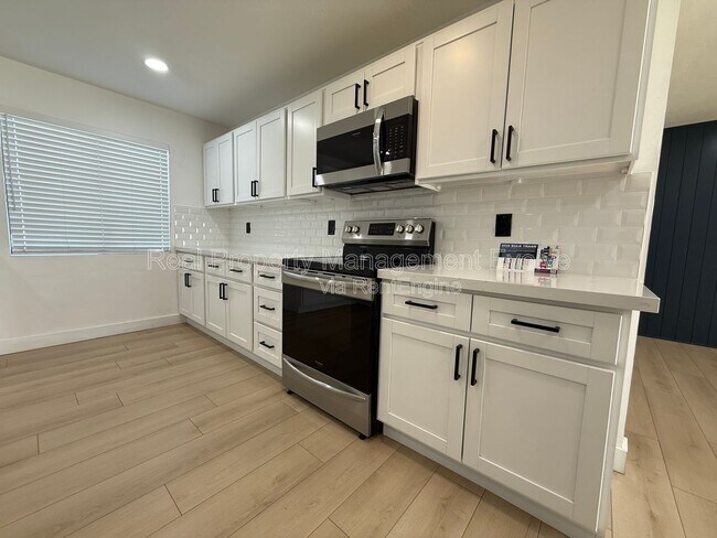 Building Photo - 429 E Greenway Dr