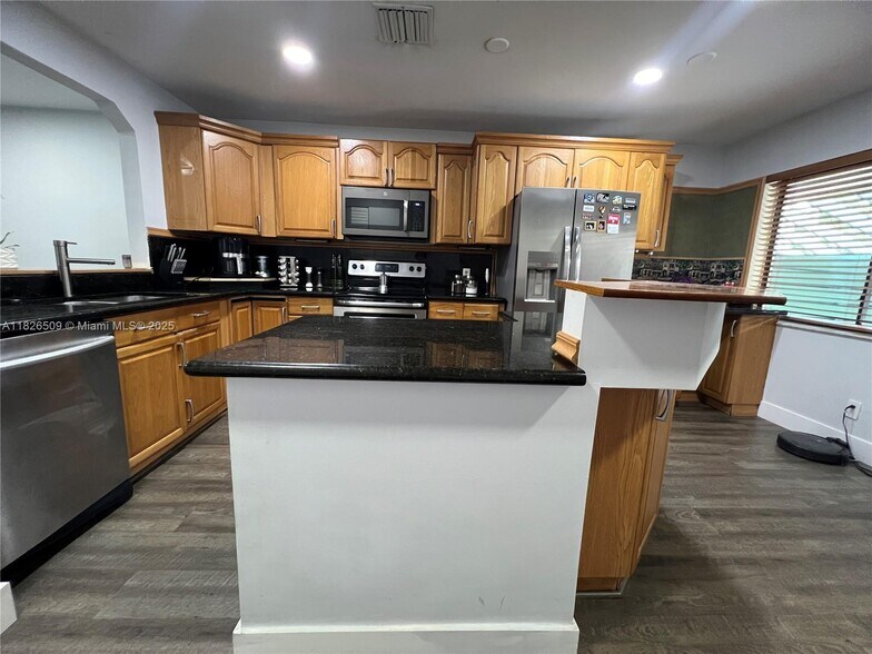 Building Photo - 460 Lakeview Dr
