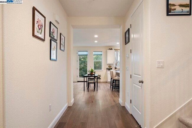 Building Photo - 2525 Modena Dr