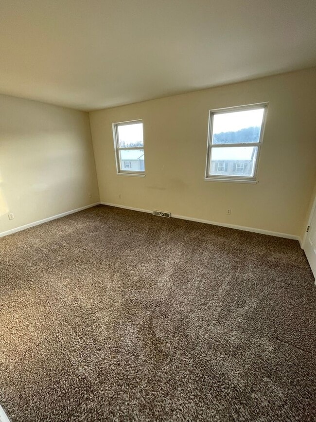 Building Photo - 3 Bed 2 Bath Townhouse in Manchester