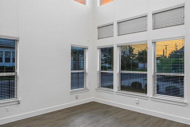 Building Photo - 301 Jeffrey David Ln W
