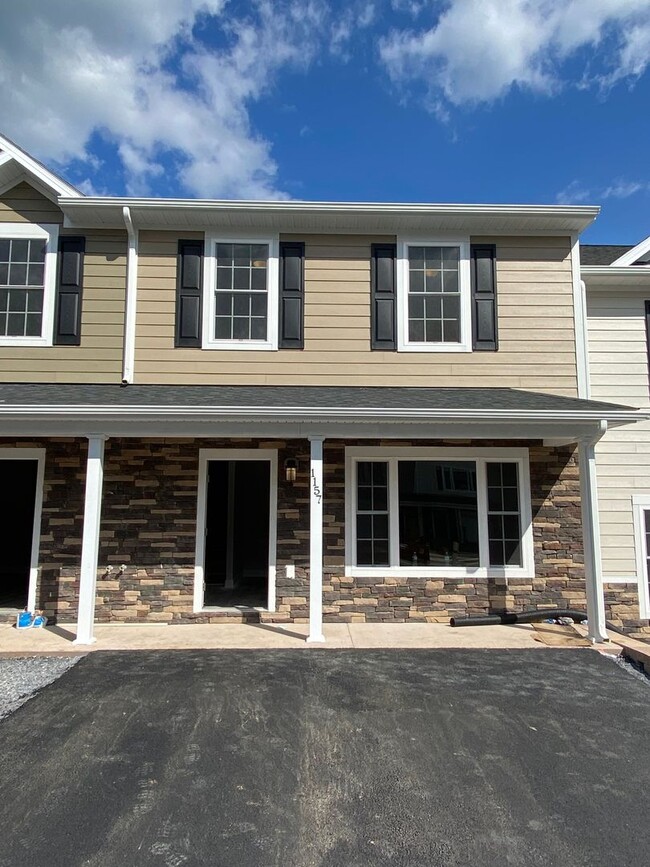 Primary Photo - Townhouse for Rent in Crescent Ridge