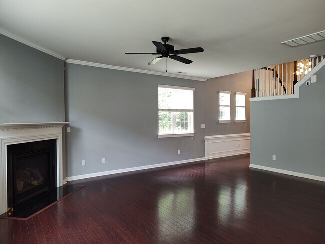 Building Photo - Move-in ready Townhome with in Stone Creek...