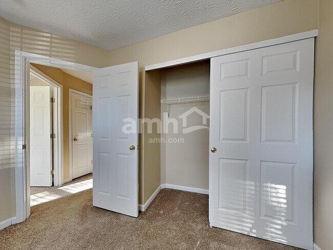 Building Photo - 2422 Hilliard Dr