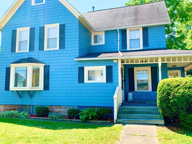 Building Photo - 215 W Lorain St