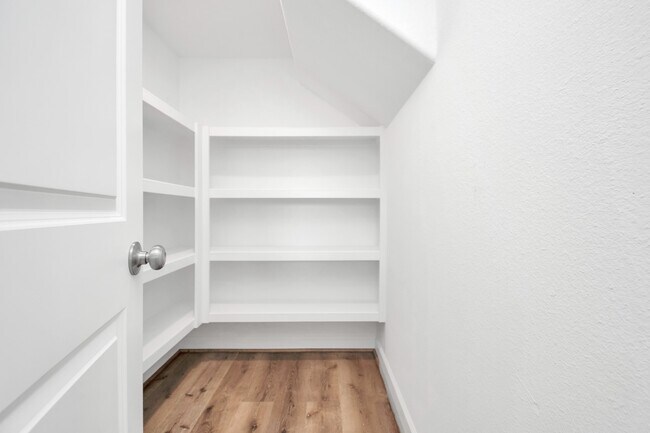 Building Photo - 2333 Hoskins Dr