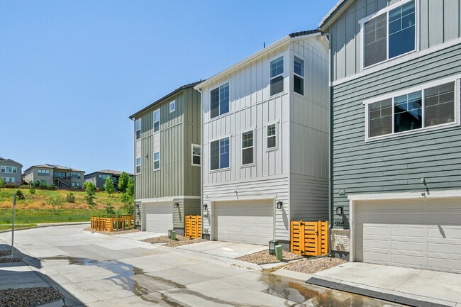 Building Photo - "Experience Spacious Comfort: 4-Bed, 3.5-Bath Retreat on Gladshine Drive!"