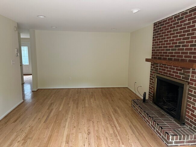 Building Photo - 2206 Fort Ward Pl